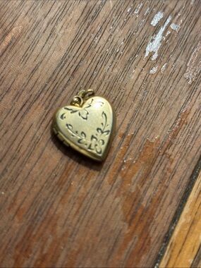 Vintage Gold Heart Locket Pendant - Elegant Floral Design